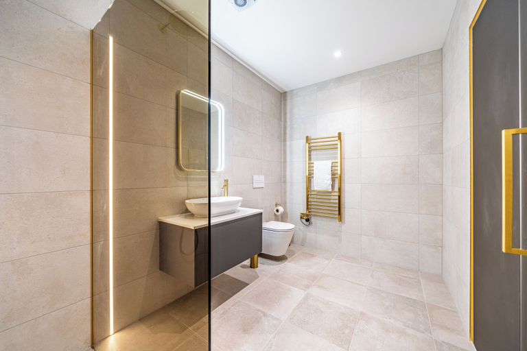 Bathroom 4, St Mary's Quarters, Nottingham