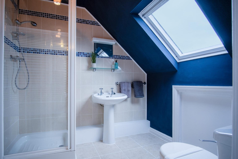 Bathroom 3, The Lanterns - 9 Bedroom - Sleeps 17 - Saundersfoot Village Centre, Pembrokeshire
