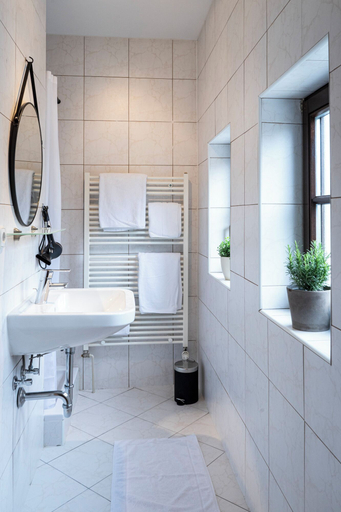 Bathroom 3, Das Nordberg Apartments, Garmisch-Partenkirchen