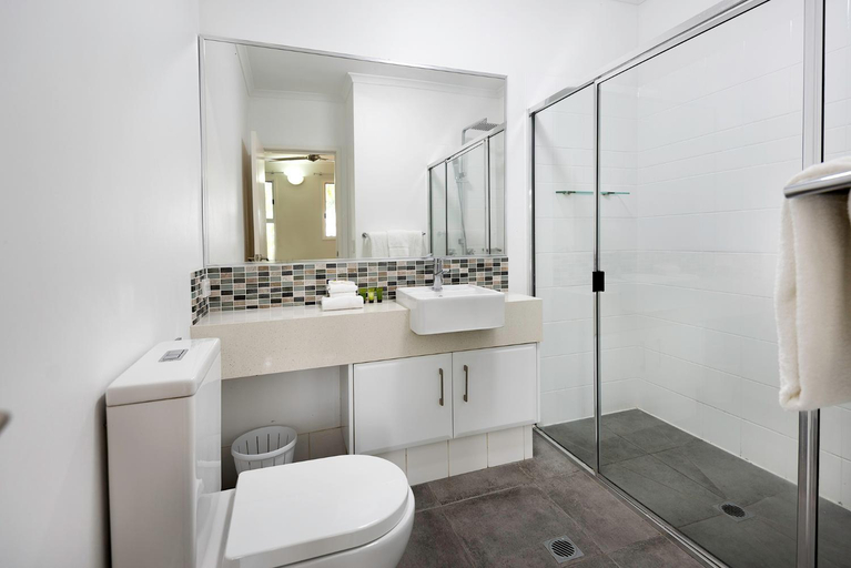 Bathroom 5, Marlin Cove Holiday Resort, Cairns