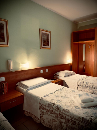 Bedroom 4, Albergo Trattoria Al Taj, Udine