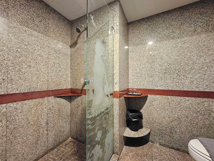 Bathroom 3, Paramount Palace Hotel Dannok, Sadao