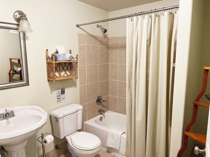 Bathroom, The Eagles Nest Inn, Pike