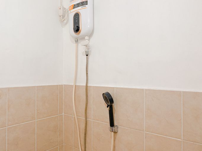 Bathroom 5, Cozy and Modern Style 1BR Apartment Green Bay Pluit By Travelio, Jakarta Utara