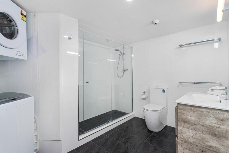 Bathroom 5, Rainbow Bay Resort, Gold Coast