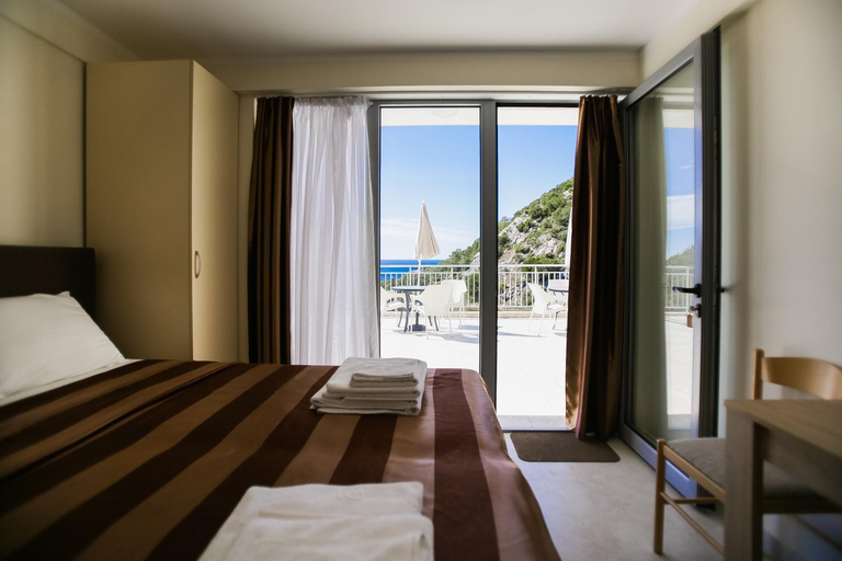 Others 5, Villa Blanca