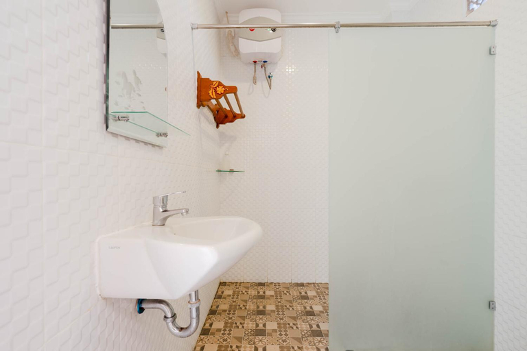 Bathroom 2, Rara Guesthouse by Bukit Vista, Badung