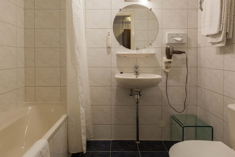 Bathroom 4, Amsterdam Airport Hotel Uithoorn, Uithoorn