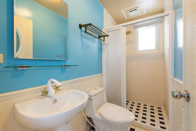 Bathroom 5, Summer Breeze Inn, Pingtung