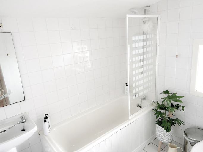 Bathroom, Glenbeigh Holiday Cottage - Tigin Mamo