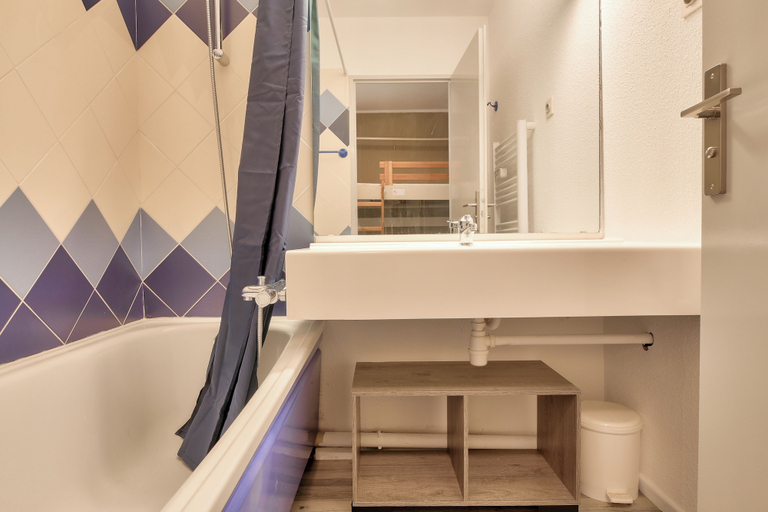 Bathroom 4, Valescure Accommodation, Var