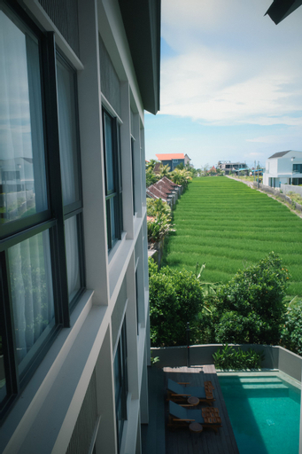 Exterior & Views 13
