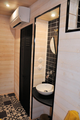 Bathroom 3, La Parenthese, Dordogne