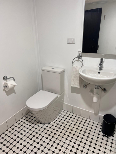 Bathroom 1, Kenilworth House, Maroochy