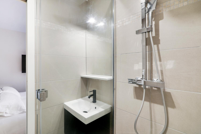 Shower 5, Pick A Flat's Apartments in Saint-Lazare - Rue de Londres, Paris