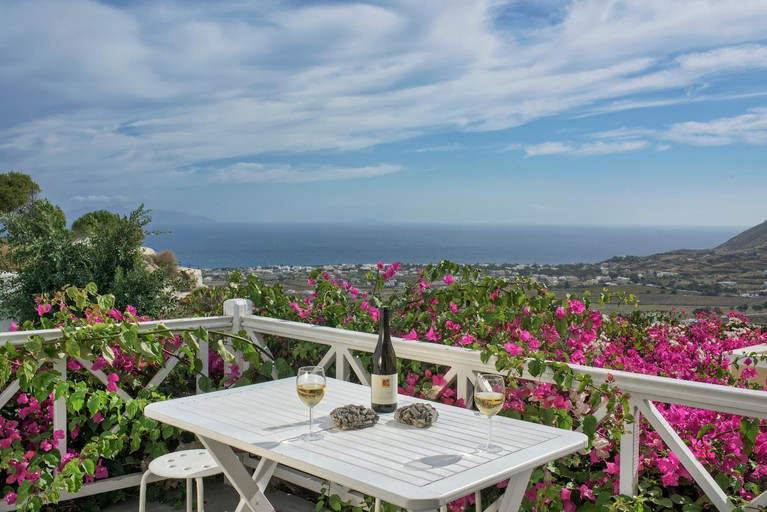 Others 4, Pyrgos 3-Bed Villa Sleeps 8 with Pool and AirCon, South Aegean