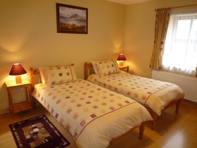 Bedroom 2, Lakeside Lodge Bantry