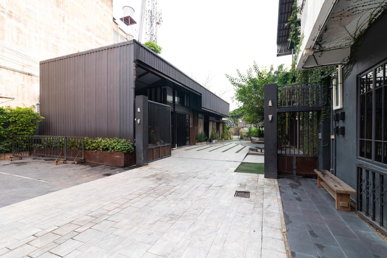 Exterior & Views