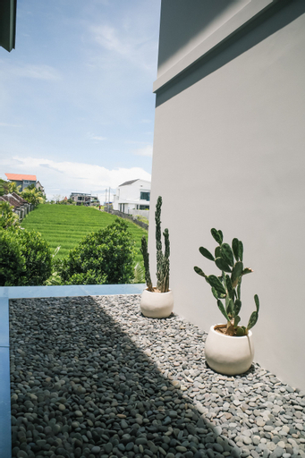 Exterior & Views 12