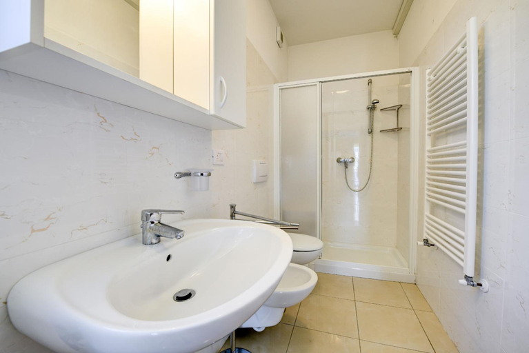 Bathroom 3, Malcesine Dream Apartments, Verona