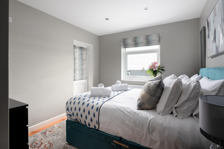 Others 2, MORLANOW-Private entrance, courtyard, sea views, Cornwall