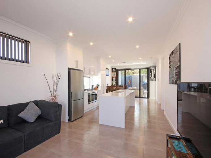Others 5, ✿Stylish Townhouse; with King Bed, NBN, Netflix, WIFI, Adelaide