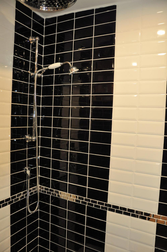 Shower 2, La Parenthese, Dordogne