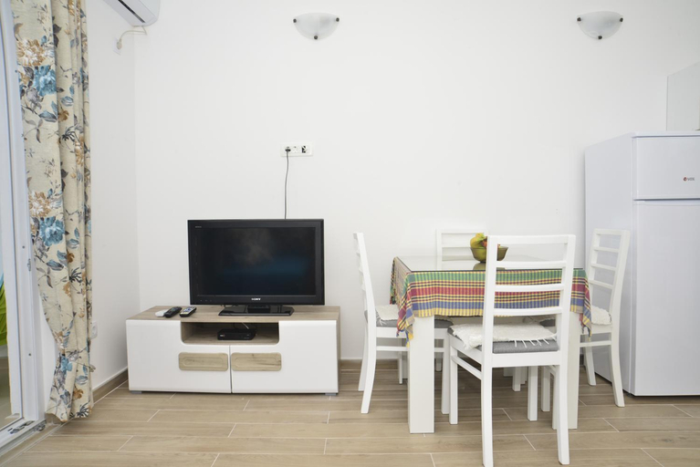 Others 4, Apartmani M&E