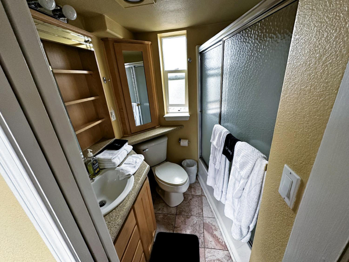 Bathroom, Marina Dunes Park Model, Monterey