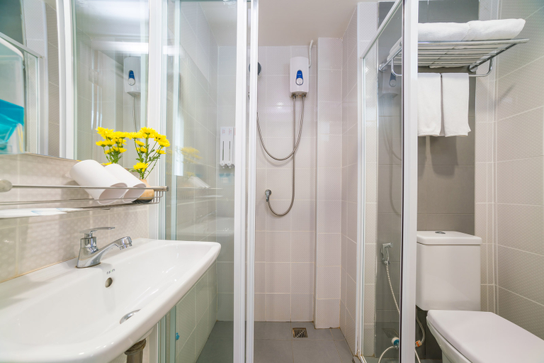 Bathroom, Koon Hotel, Muang Samut Prakan