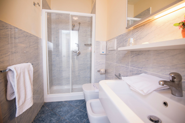 Bathroom 5, Hotel La Buca Del Gatto, Livorno