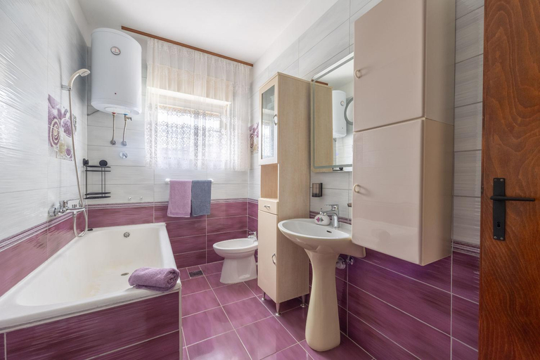Bathroom 3, Apartment Frane, Marina