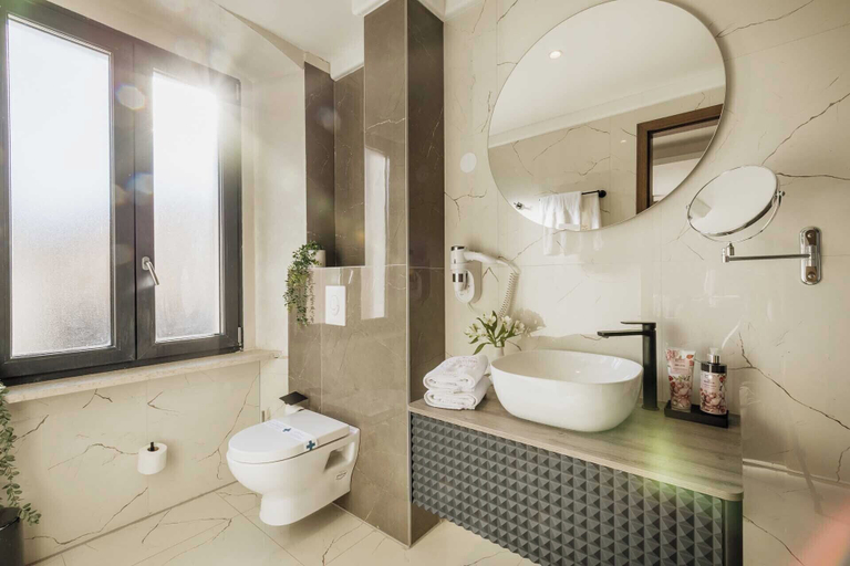 Bathroom 4, San Valentino Palace, Umag