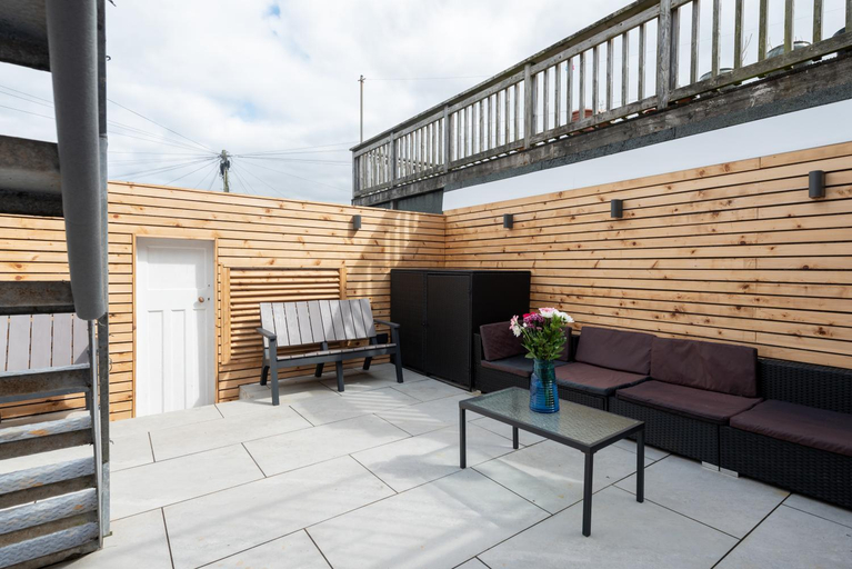 Others 3, MORLANOW-Private entrance, courtyard, sea views, Cornwall