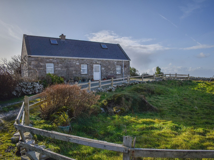 Exterior & Views, Bridies Holiday Cottage Roundstone