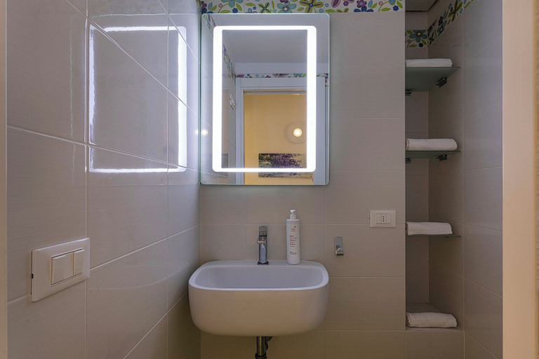 Bathroom 3, La casa di Nanni a Camogli by Wonderful Italy, Genova
