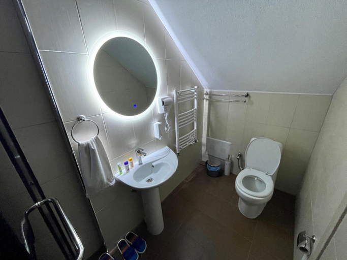 Bathroom 2, Madigan's Hotel & Restaurant, Kosovo Polje