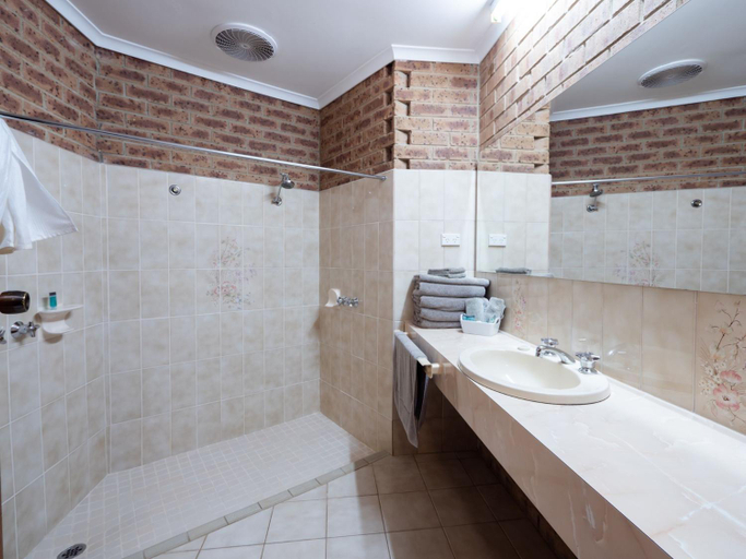 Bathroom, Eildon Parkview Motor Inn Room 1, Murrindindi - East