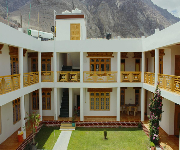 Exterior & Views