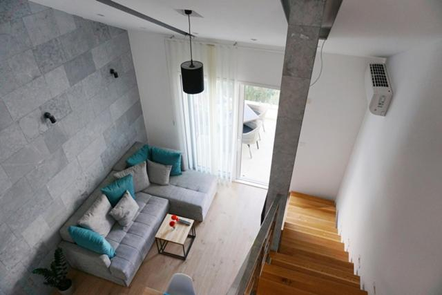 Others 2, Apartmani M&E