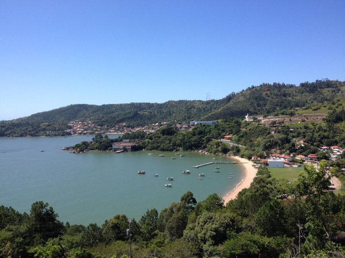 Beach, Casa proxima a praia de Calheiros, Governador Celso Ramos