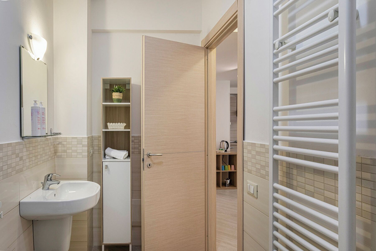 Bathroom 2, Comfy Apartment Near the Harbor, Genova