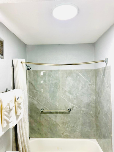 Bathroom 3, VIP INN AND SUITES, Lamar