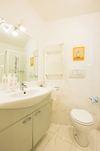 Bathroom 3, Colonna Classic Style Apartment by Wonderful Italy, Napoli