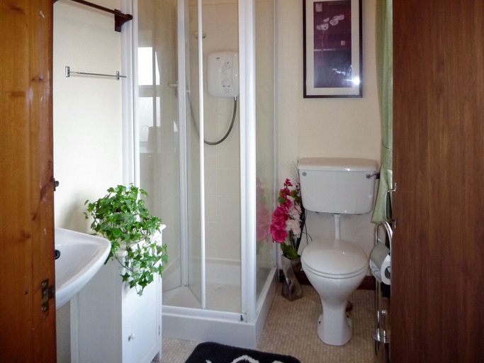 Bathroom, Bridies Holiday Cottage Roundstone