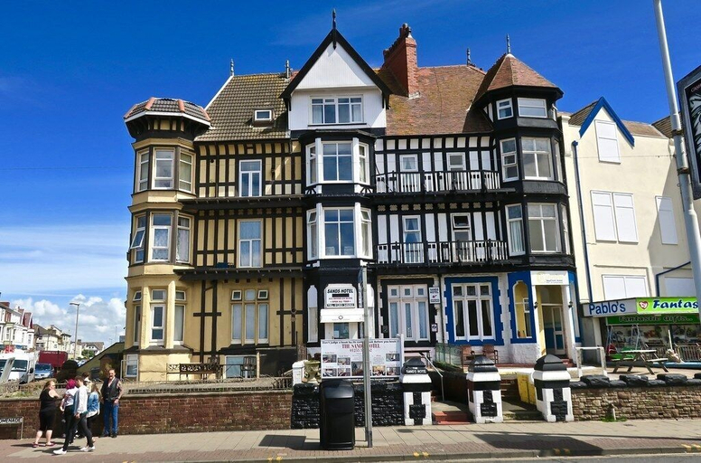 Exterior & Views