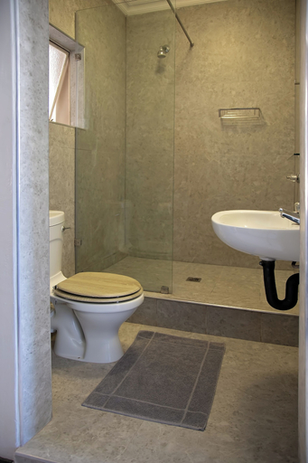 Bathroom 4, Stay, Siyanda