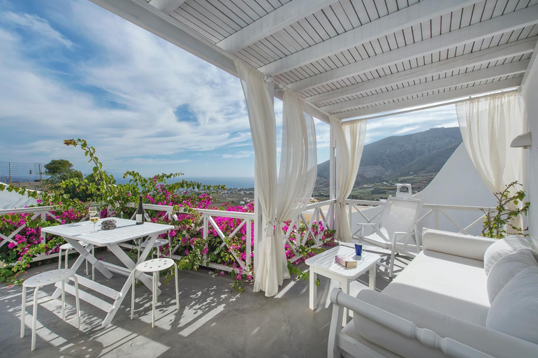 Others 3, Pyrgos 3-Bed Villa Sleeps 8 with Pool and AirCon, South Aegean