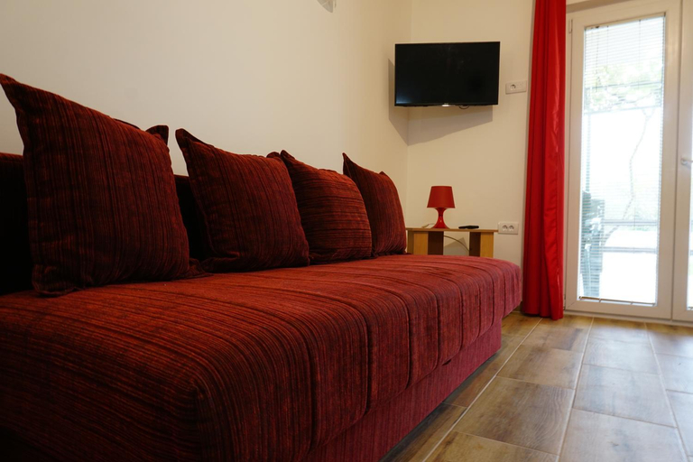 Others 5, Apartmani M&E