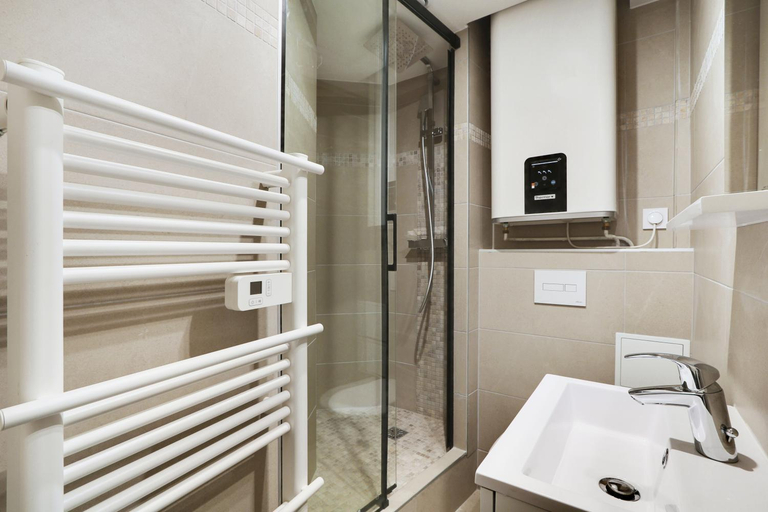 Shower 2, Pick A Flat's Apartments in Saint-Lazare - Rue de Londres, Paris